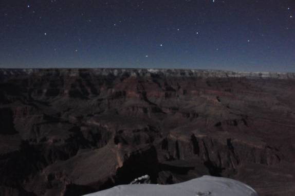 Fotografia noturna do Grand Canyon, em noite estrelada e gelada, no Arizona, nos Estados Unidos